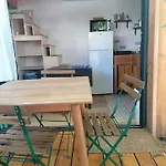 La Au Fond Du Jardin *